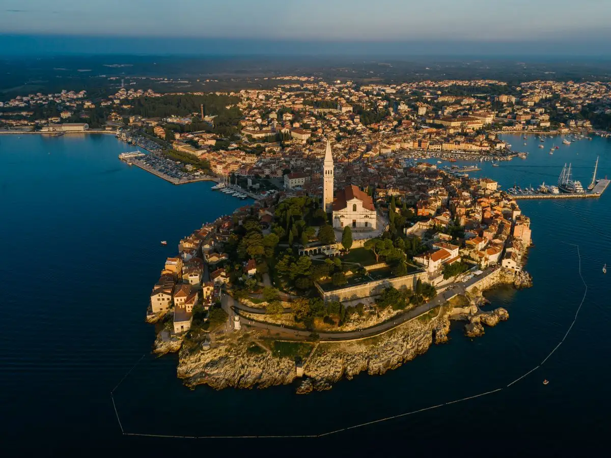 Svijetla spavaća soba s pogledom na uvalu